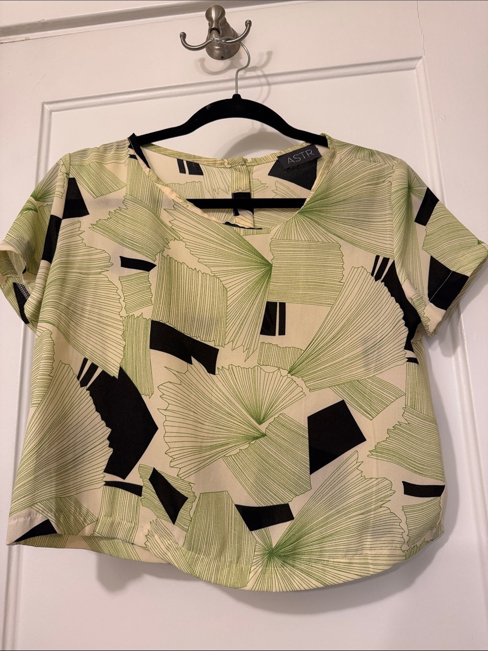 ASTR Green & Black Abstract Fan-Print Short Sleeve Top